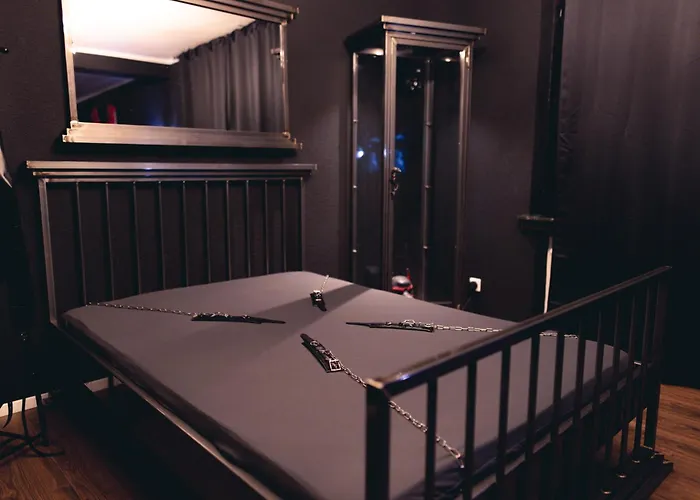 Erwachsenenhotel Bdsm Emotion Mit Privater Sauna Und Whirlpool Aparthotel